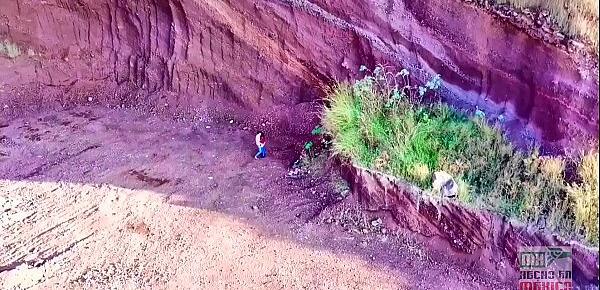  Jugando con drone y encuentro adolescentes follando en la montaña nunca imagine descubrí mi gusto voyeur